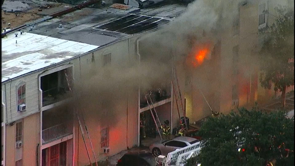 Firefighters responding to 2-alarm fire at SE Houston apartments