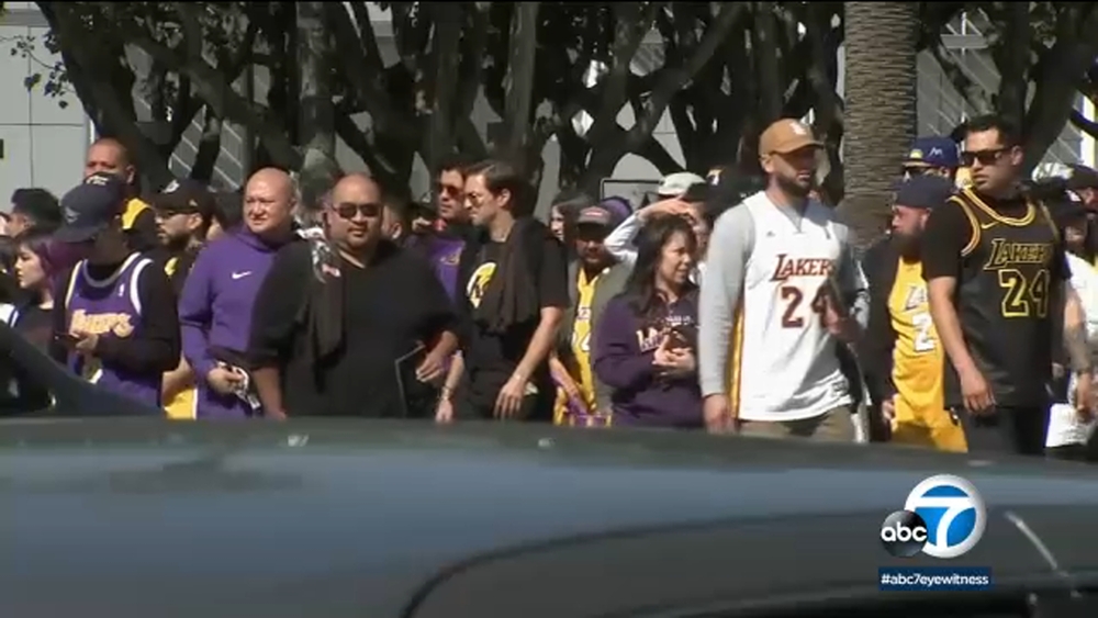 Fans pay respects to Kobe and Gianna Bryant at Staples Center