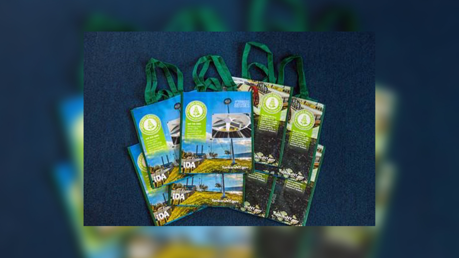 New York City Mayor Bill de Blasio handing out free reusable bags ahead