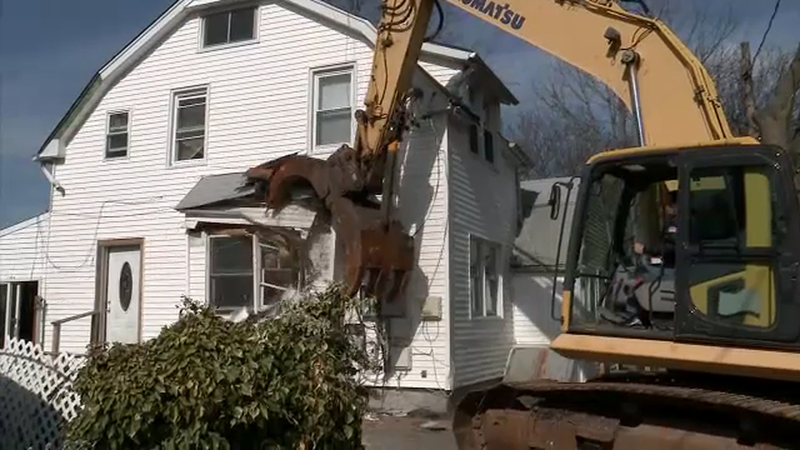 Vacant And Dilapidated Zombie Home Torn Down In Hicksville Abc7 New York