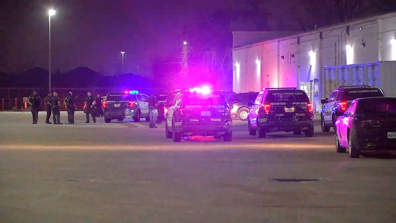 2 clerks shot in attempted robbery of game room