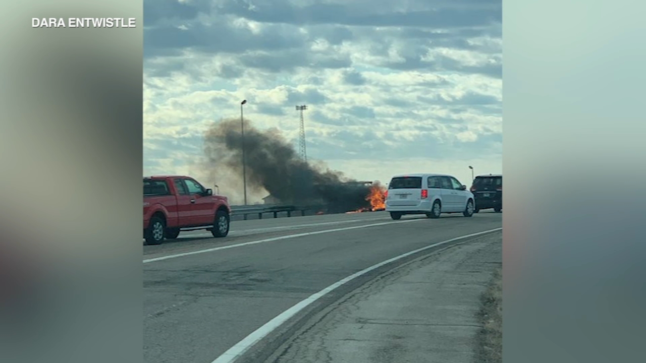 3 killed after small airplane crashes on I-55 in Lincoln, Illinois
