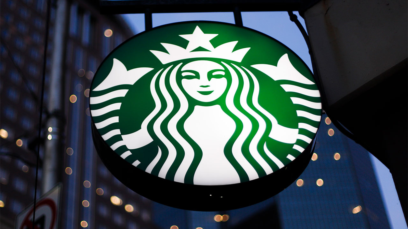 Starbucks gives free coffee to first responders, hospital health care