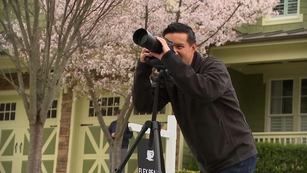 Photographer takes family portraits from distance to benefit food bank 