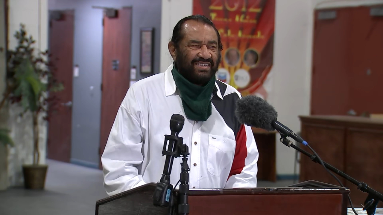 Rep. Al Green, Chinese media CEO distribute 10,000 masks