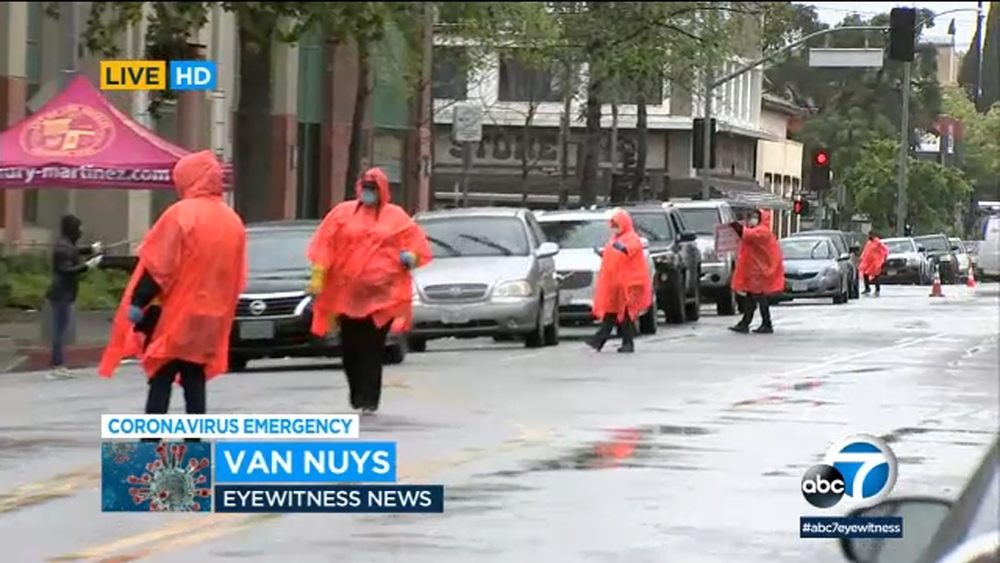 Thousands of cars line up at drive-thru pantry in Van Nuys