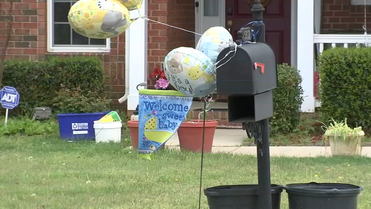 Neighbors surprise newborn, mom returning from hospital