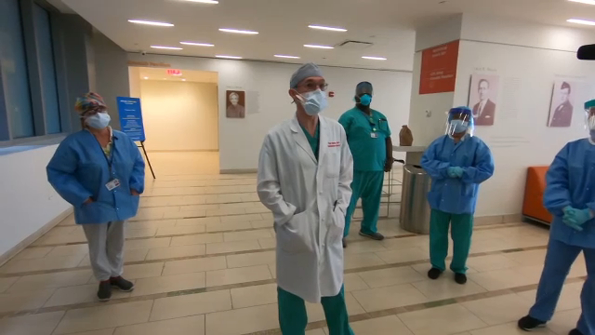 Doctor met with applause upon return to work after beating COVID-19