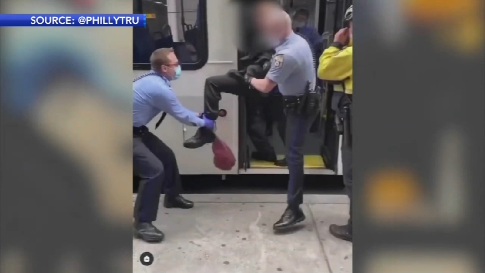 Coronavirus In Us Police Drag Man Off Philadelphia Bus After Face Mask Argument Officials Say Abc13 Houston