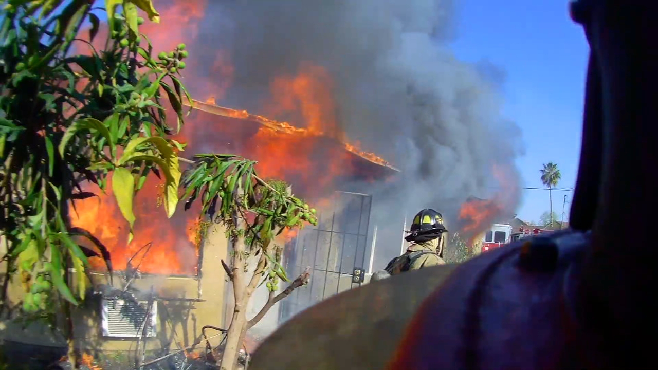 VIDEO: Firefighters battle apartment fire in central Fresno that displaced 2
