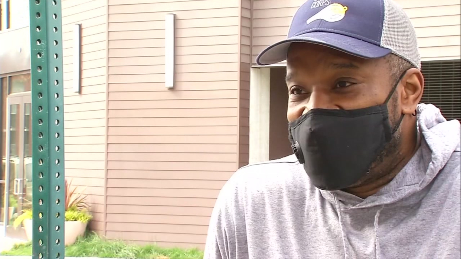 Former NBA star, Oakland native Antonio Davis volunteers at local food