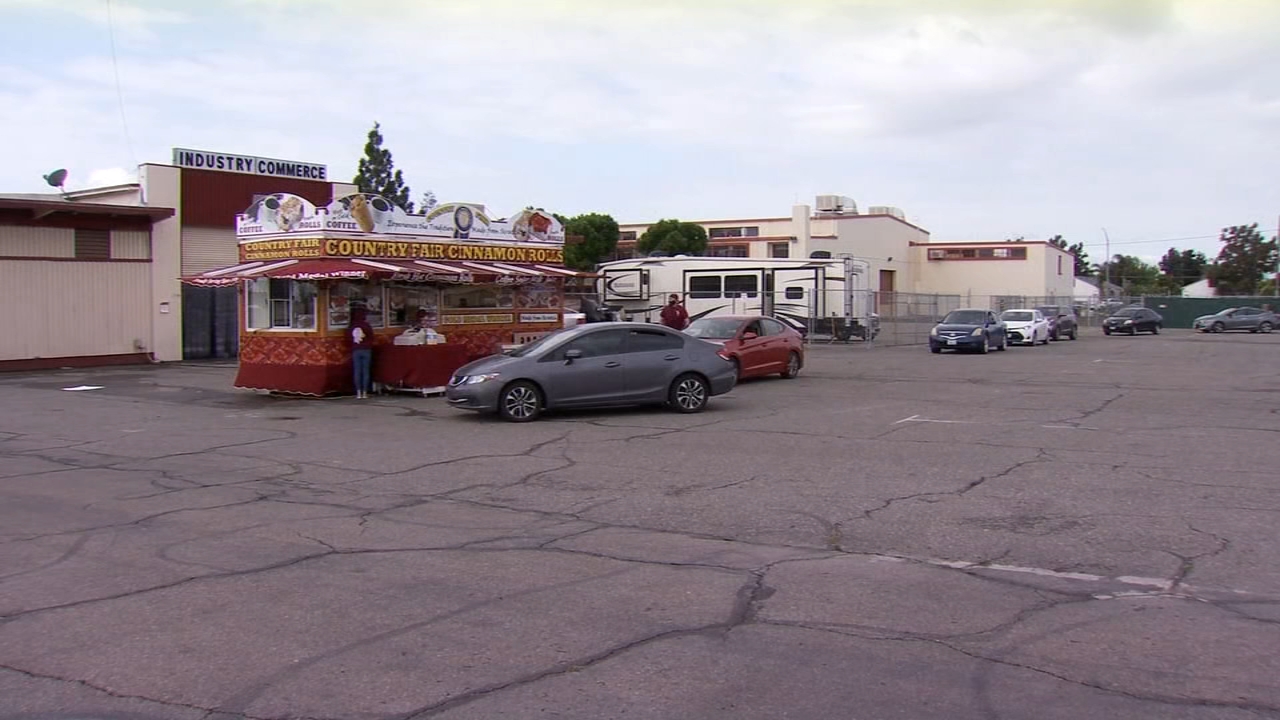 Fresno S Cinnamon Roll Craze Continues As Long Lines Form Again Abc30 Fresno