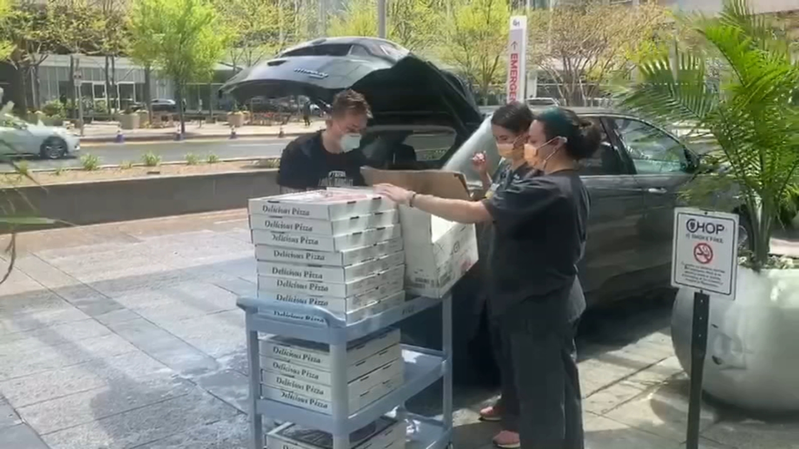 American Idol S Louis Knight Delivers Narberth Pizza To Children S