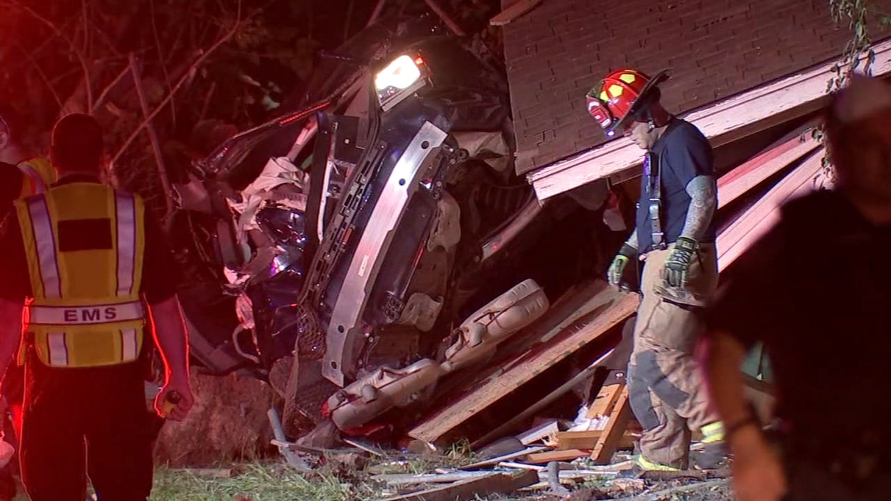 Driver abandons car after crash, leaving passenger trapped