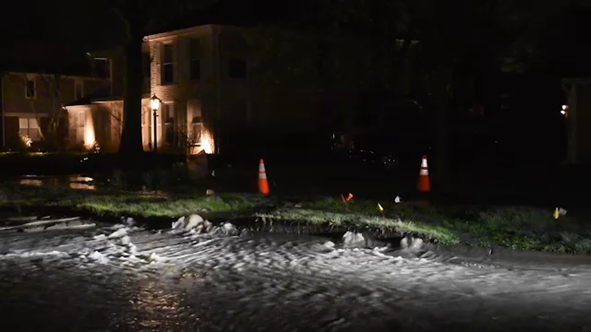 Northbrook water main break floods neighborhood streets