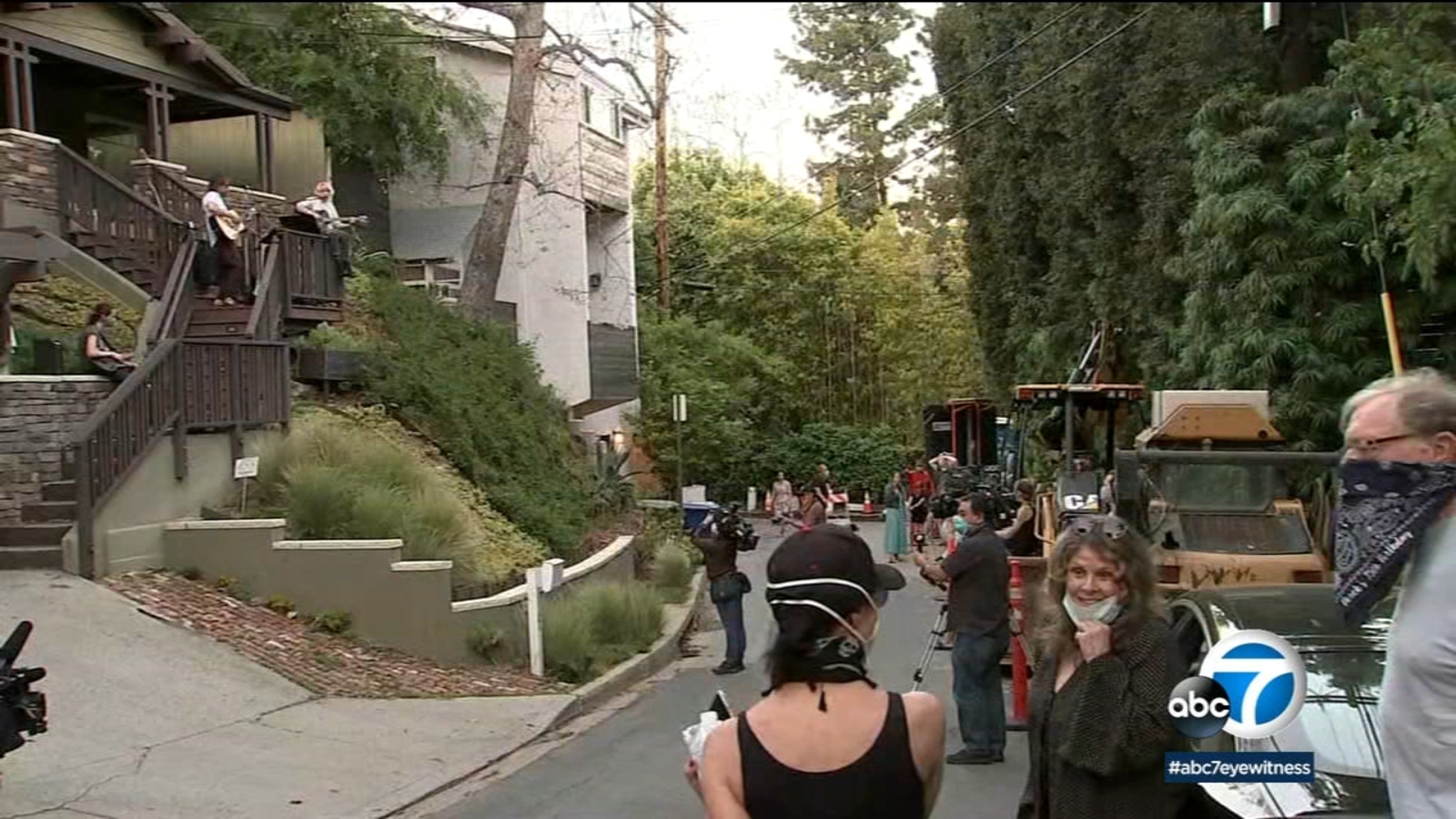 Laurel Canyon musicians put on neighborhood porch concerts amid stayat