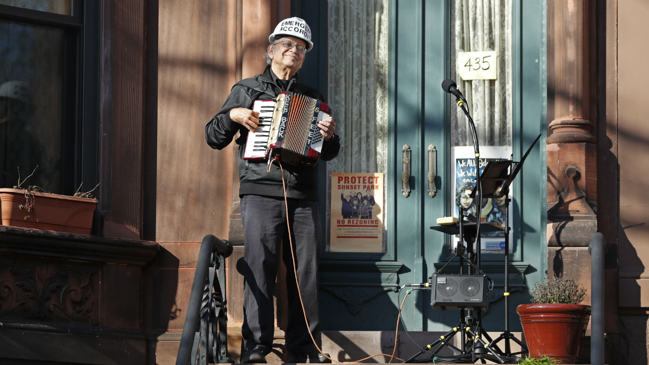 Brooklyn accordionist entertains neighborhood from stoop