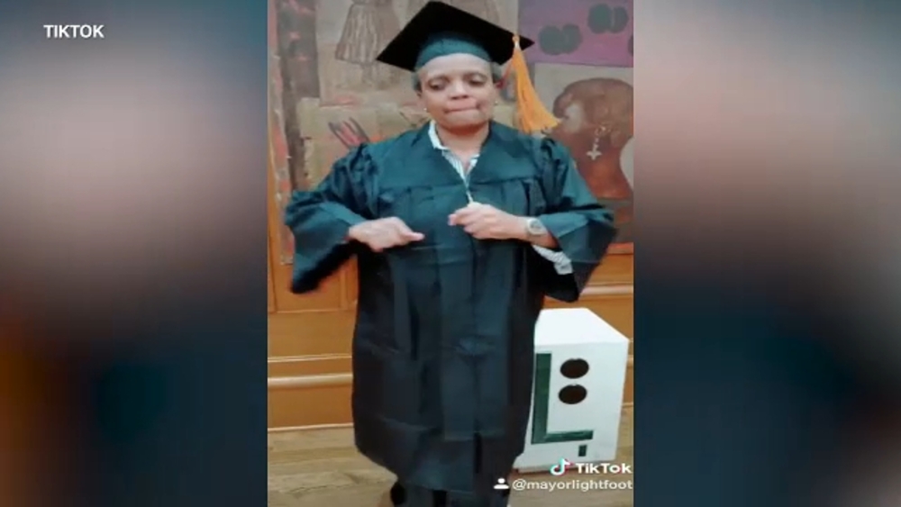 Chicago to host 1st-ever citywide virtual high school graduation with celebrity speaker