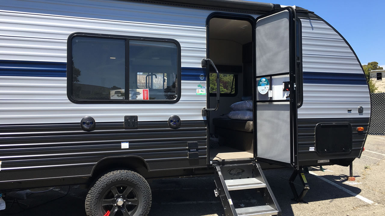 City of Alameda preps new trailers to house homeless during COVID-19 crisis