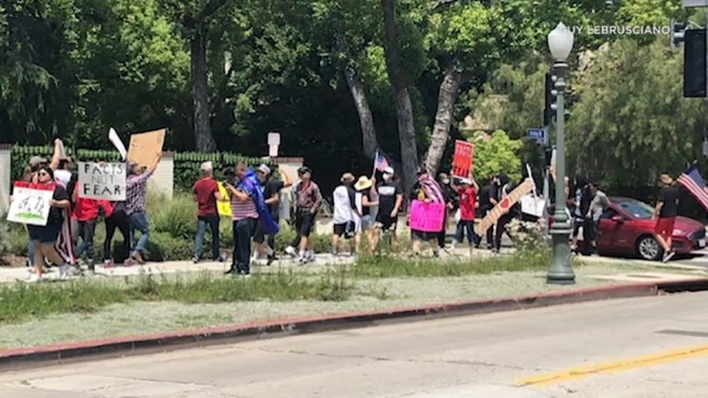 Coronavirus Group Protests Reopening Timeline Outside Los Angeles Mayor Eric Garcetti S Home Abc7 Los Angeles Coronavirus Group Protests Reopening Timeline Outside Los Angeles Mayor Eric Garcetti S Home Abc7 Los Angeles