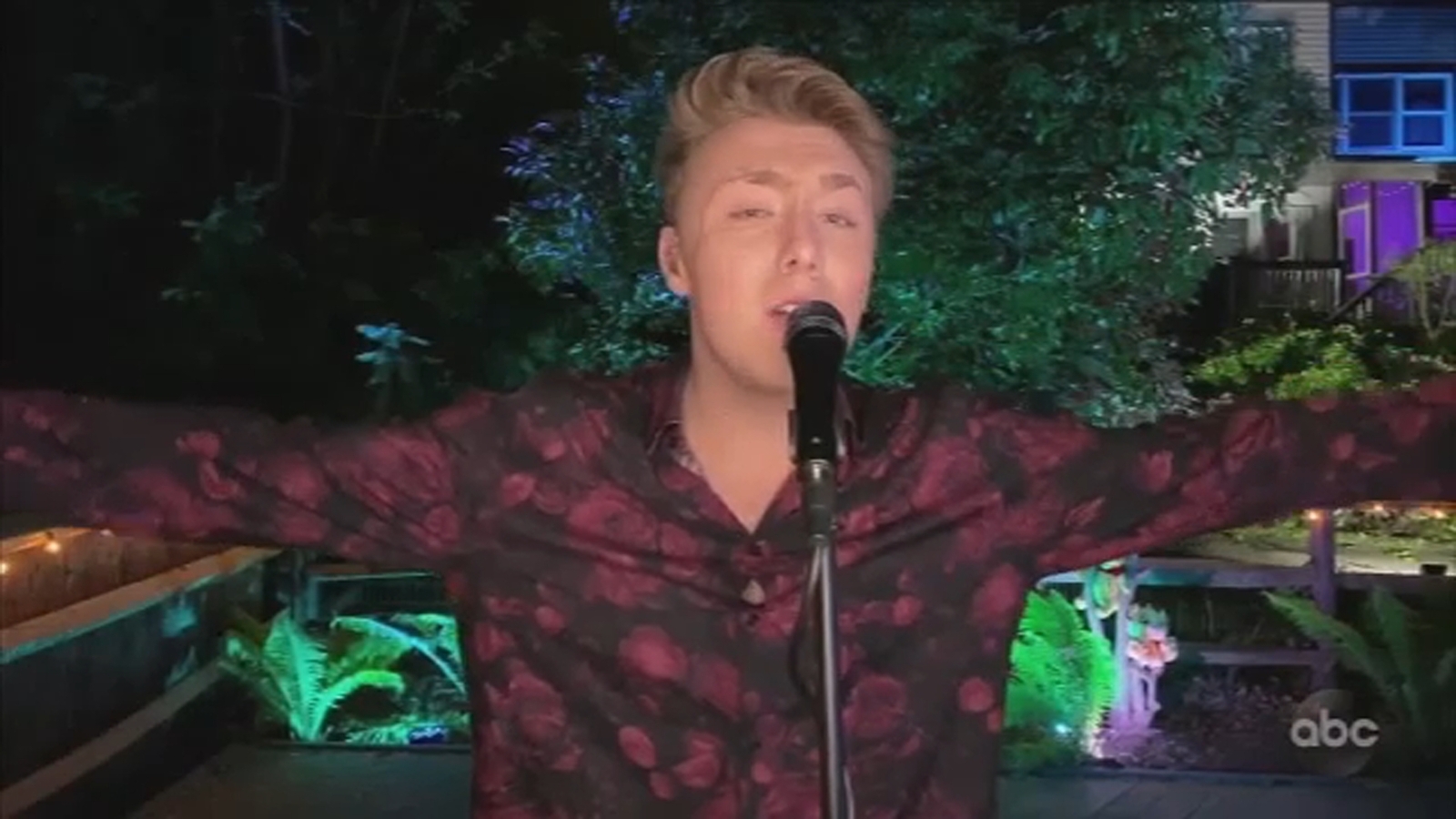 IDOL TOP 7 Narberth, Pennsylvania's Louis Knight advances on 'American