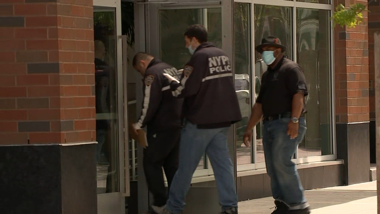 Man found fatally stabbed inside Harlem apartment