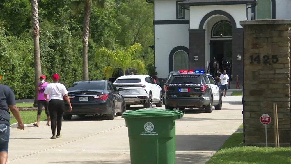 Child, adult dead after drowning in NW Houston