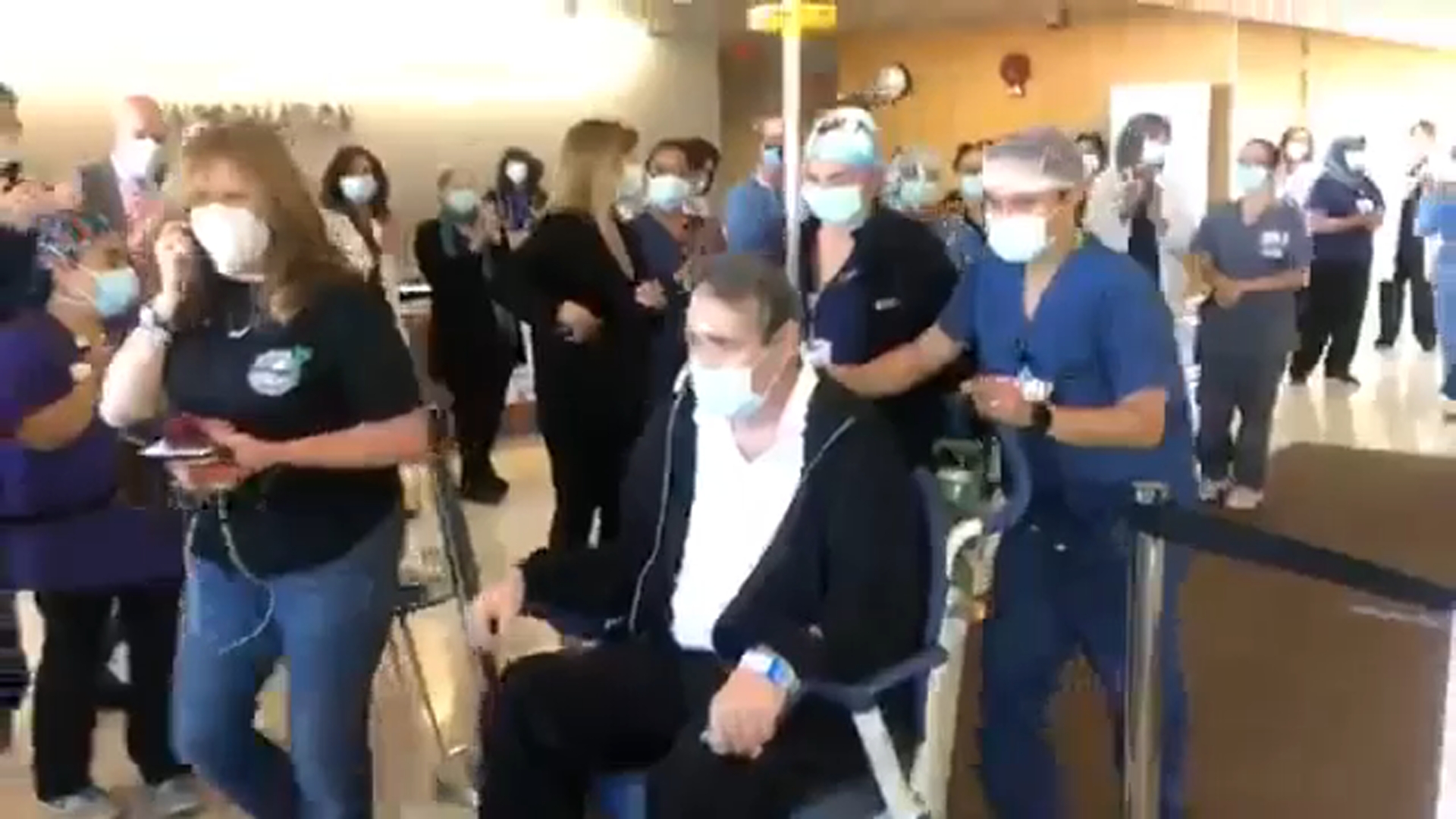 Retired NYPD officer gets standing ovation after beating COVID-19