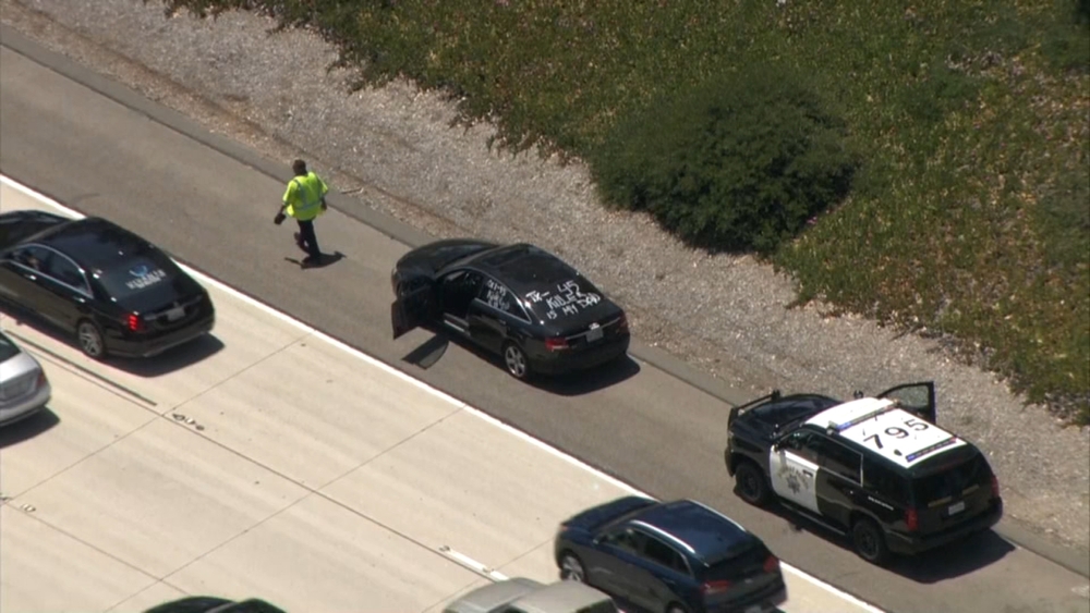 Woman blocks 55 Fwy, has sign claiming she's daughter of a serial killer