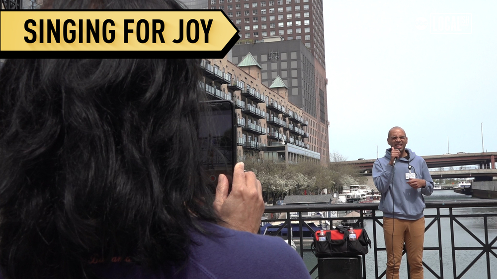 Chicago street performer spreads joy during the pandemic