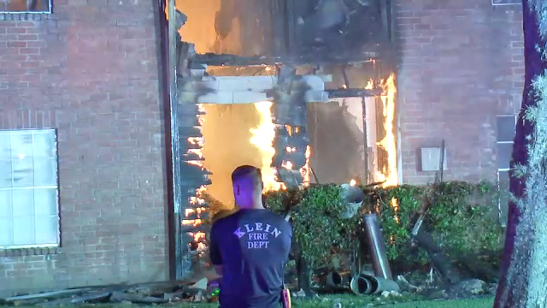 Families escape large apartment fire in Tomball