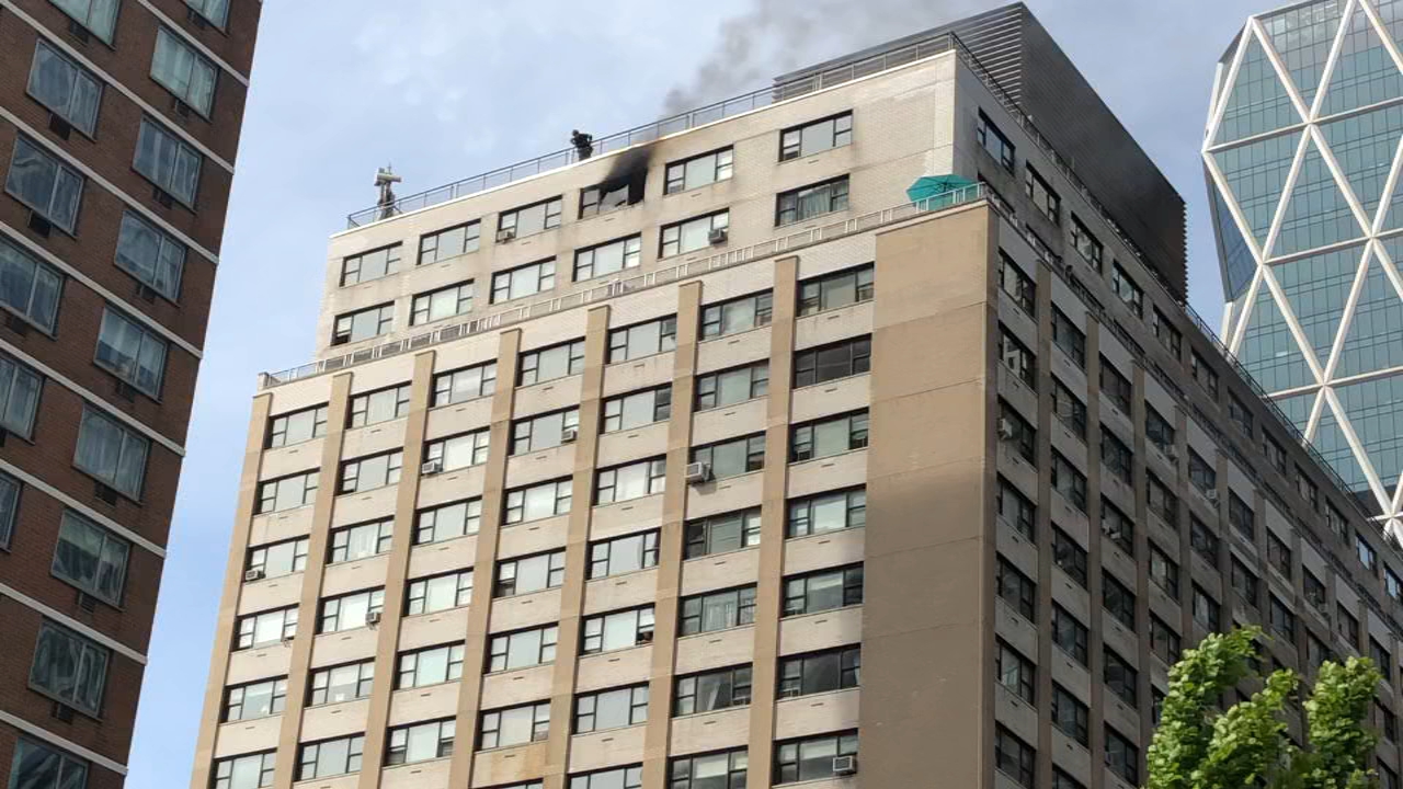 Officers praised after rescuing woman in Manhattan fire