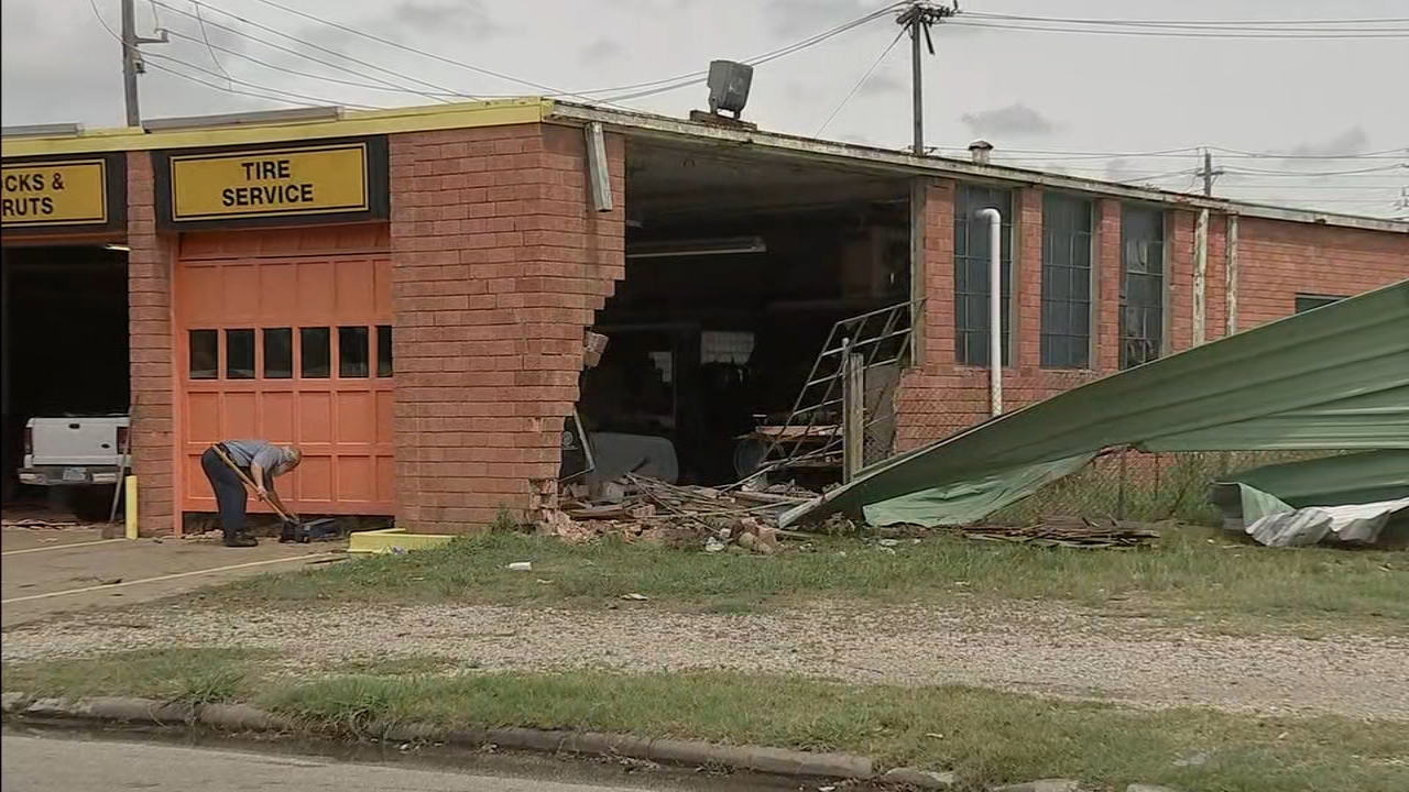 1 dead after truck crashed into building in SE Houston