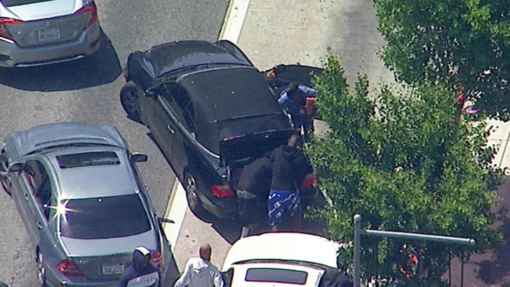 Looters seen filling vehicles with store merchandise in Santa Monica