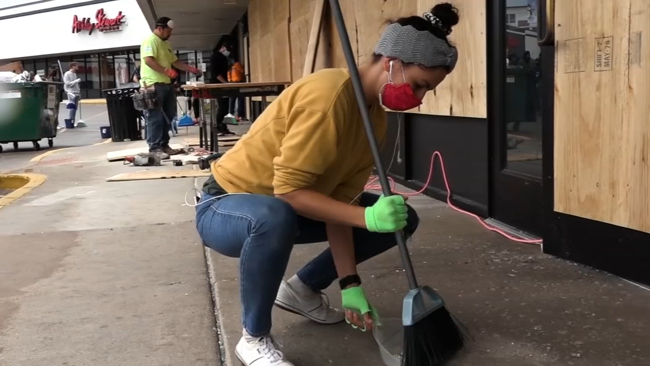 Volunteers on the West Side clean up looted businesses