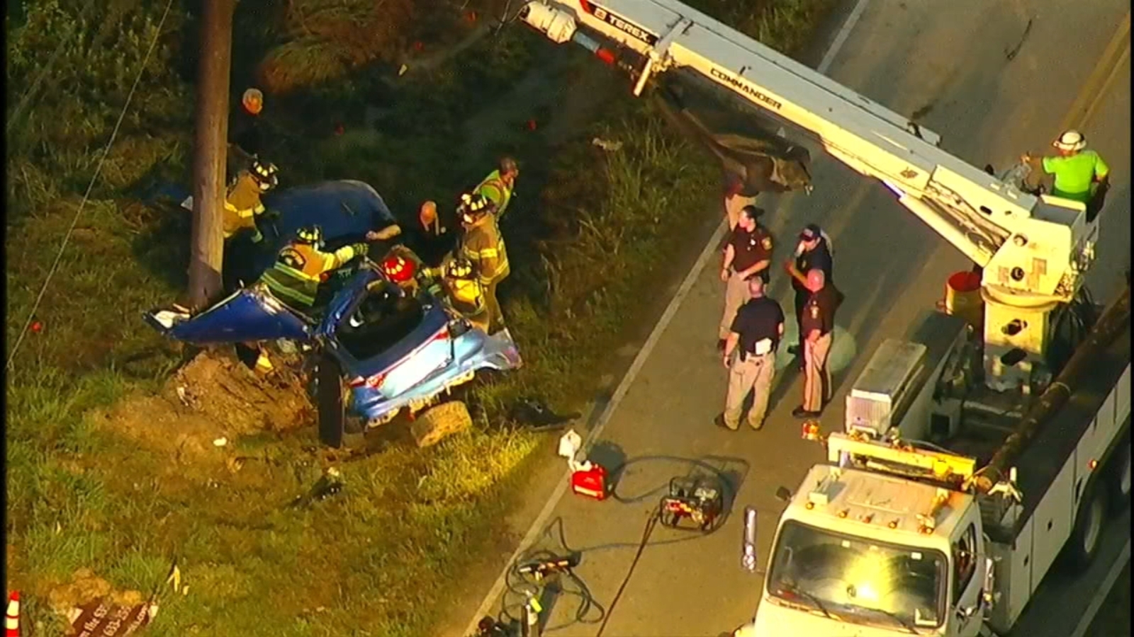 1 killed when car slams into pole in Fort Bend County - ABC13 Houston