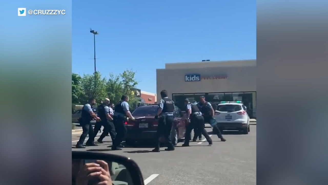 2 CPD officer stripped of police powers after Brickyard Mall incident