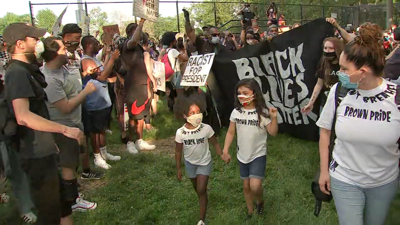 Hundreds protest on Near West Side, demanding city defund CPD