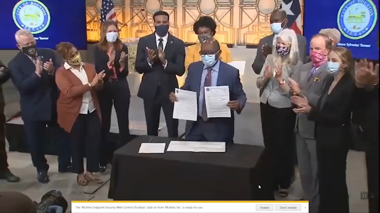 Mayor signs order on several police reforms