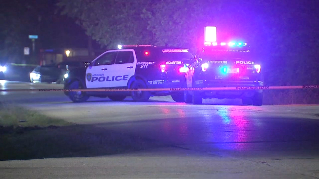 Man runs 2 blocks from shooting scene, falls in front of stranger's front porch