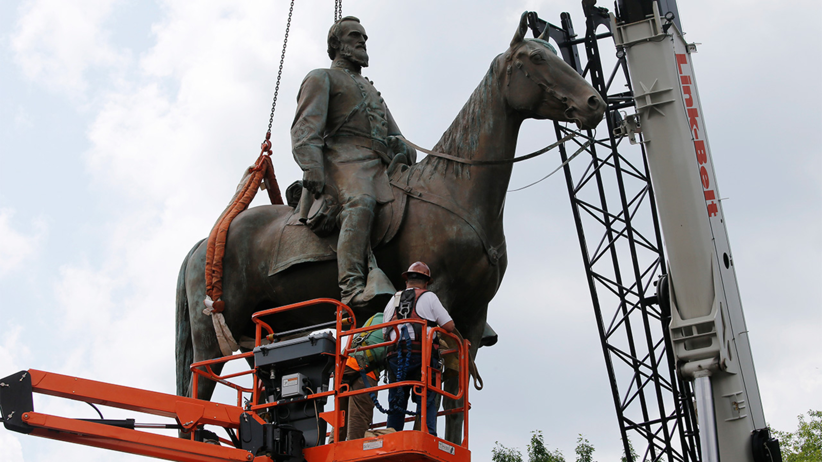 Crowd gathers as Stonewall Jackson monument is removed in Richmond