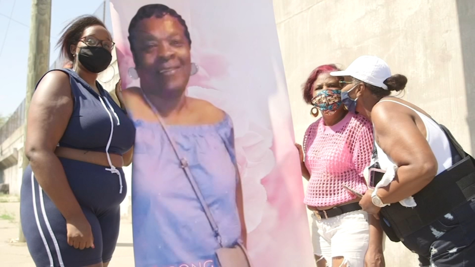 Chicago woman feeds the homeless for July 4 in honor of her sister