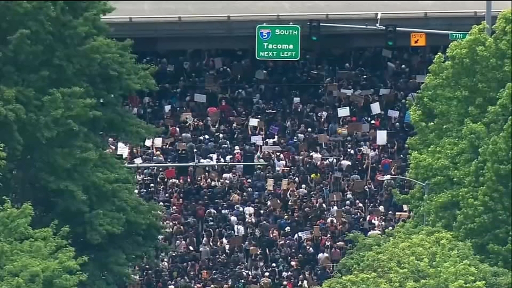 Protesters hit by car Seattle: 1 of 2 women hit by car on closed freeway dies
