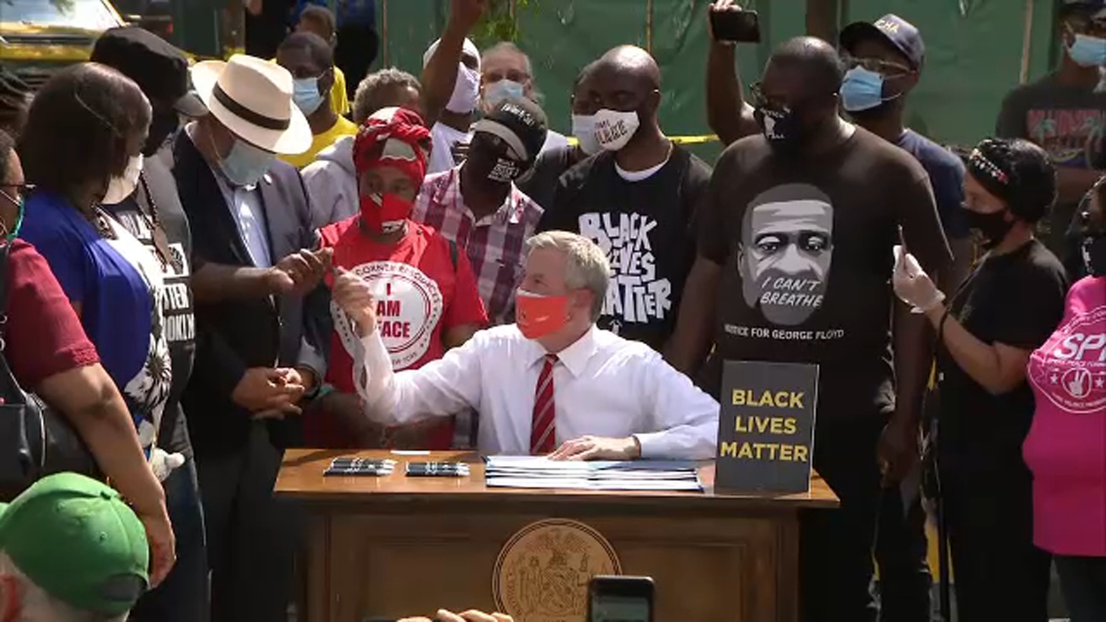 Use of chokeholds outlawed as New York City Mayor Bill de Blasio signs