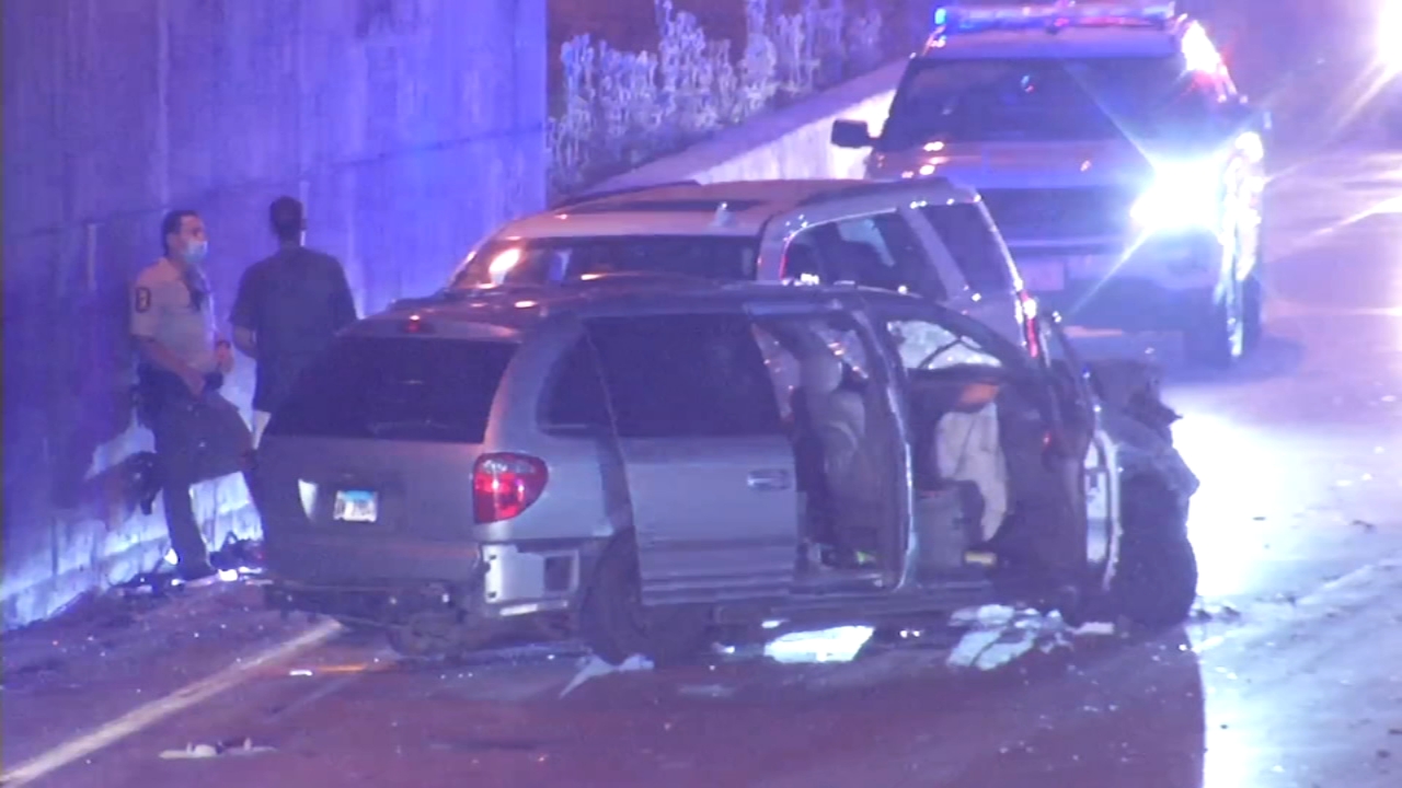 SB Dan Ryan closed on South Side after crashes leave 2 dead, baby critically injured
