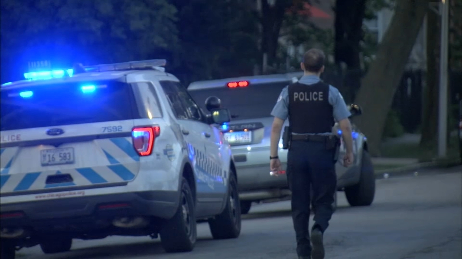 Chicago police officer shot in leg in Lawndale; suspect in custody ...