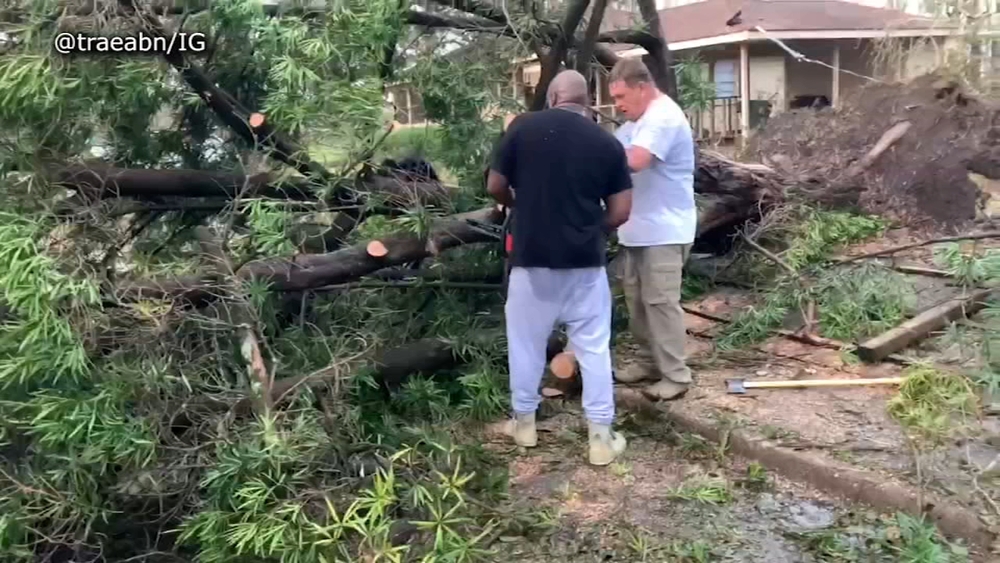 Houston rapper Trae Tha Truth lends help to neighbors in LA