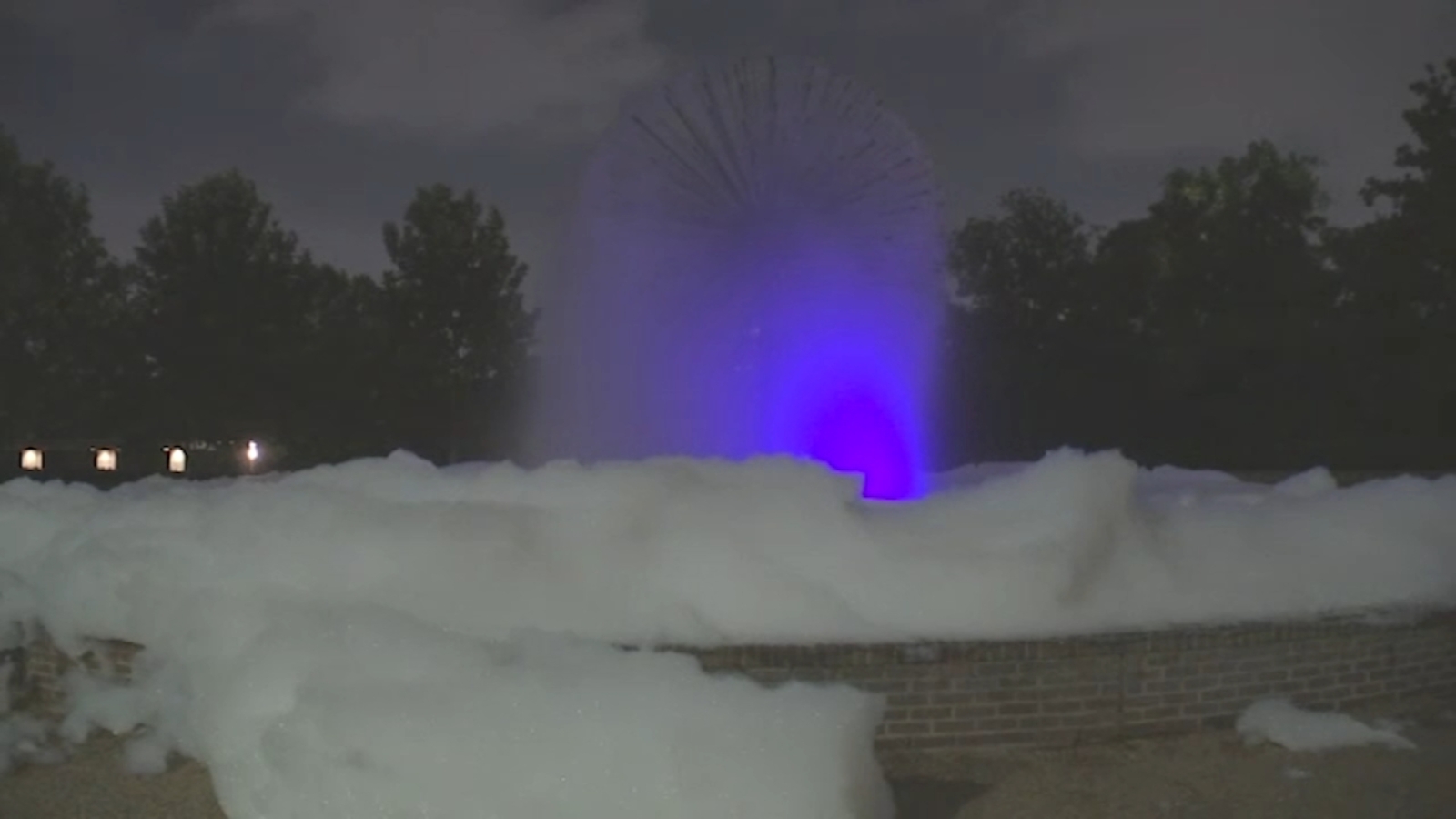 Bubbles seen pouring out of iconic Buffalo Bayou Park fountain ABC13