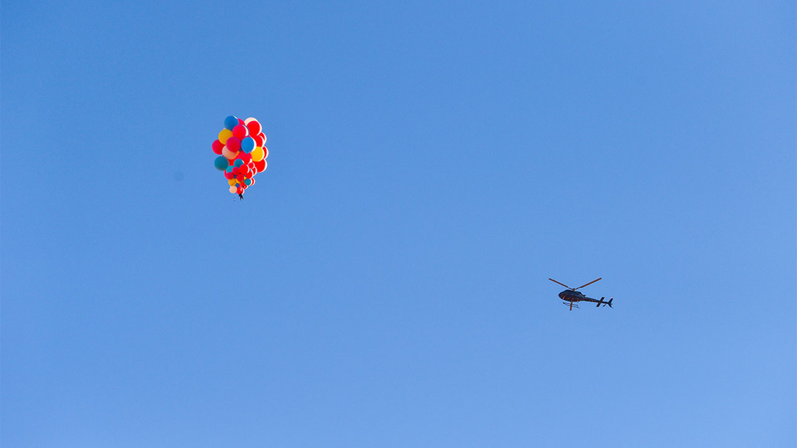 Holding 52 helium balloons, magician David Blaine floats over Arizona desert in 'Ascension' - KABC-TV thumbnail
