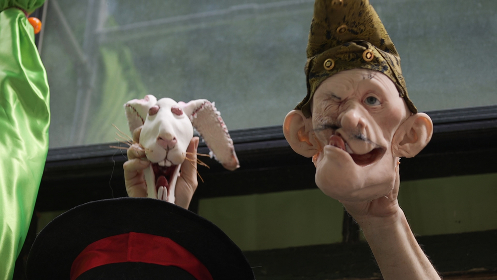 Chicago puppeteer wows neighbors from apartment window